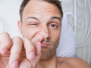 Mettersi le dita nel naso può causare questo grave problema di salute