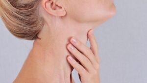 Questo segno sul viso può essere un sintomo di ipertiroidismo