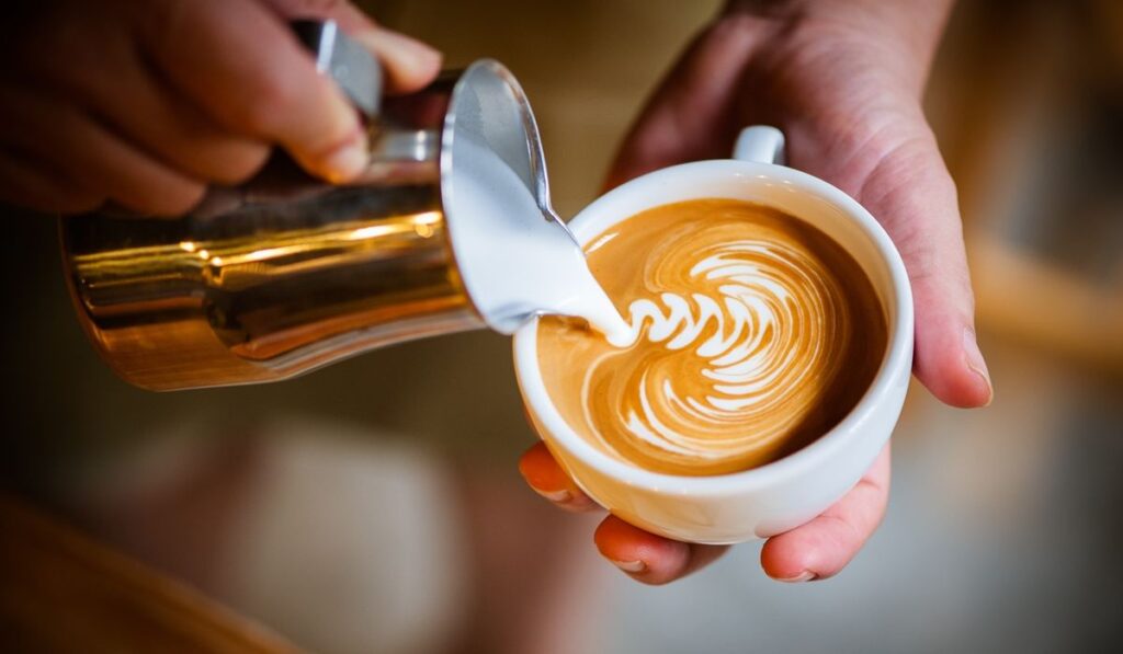Latte nel caffè.
