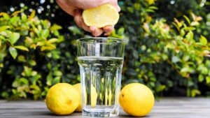 Scopri come bere acqua e limone la mattina può migliorare la tua salute