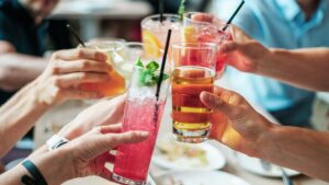 Sei a dieta e vuoi goderti un aperitivo? Scopri i 5 alcolici che puoi bere senza sensi di colpa