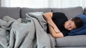 Braccia addormentate mentre riposi sul divano, anche a te succede? La causa ti stupirà
