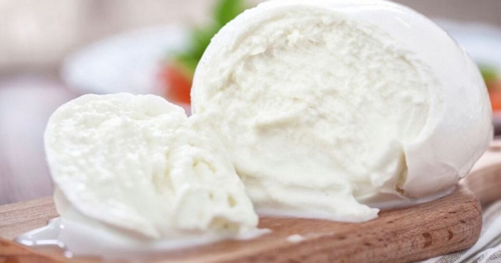 Mozzarella scaduta: cosa si rischia?