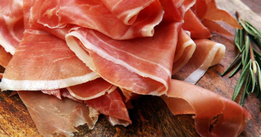 Ti piace il prosciutto crudo? Scopri se fa bene o male alla salute