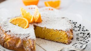 Scopri la ricetta per la torta all’arancia più soffice e irresistibile che stupirà amici e familiari. Devi provarla