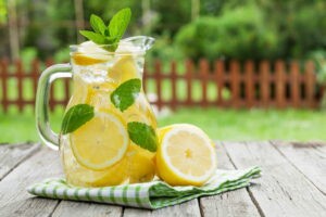 Cosa ti succede se bevi acqua e al limone al mattino