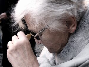 I primi campanelli d’allarme della malattia di Alzheimer