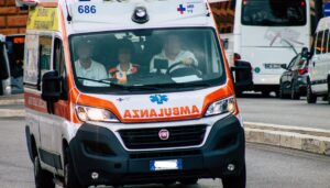 Finge malore per farsi dare un passaggio da un’ambulanza: denunciato