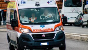 Malore improvviso su un autobus: due giovani in gravi condizioni