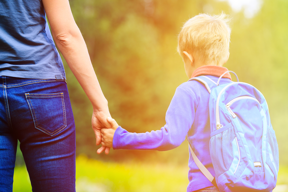 Madre accompagna bambino a scuola.