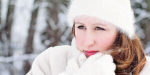 donna che soffre di brividi di freddo senza febbre