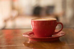 Caffè al mattino: meglio prima o dopo la colazione? Cosa devi sapere