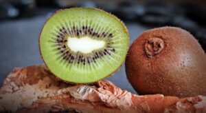 Si può mangiare il kiwi con la sbuccia?