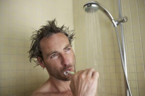 Ti lavi i denti sotto la doccia? No, non va fatto: scopri perché