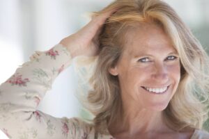 Come la menopausa può danneggiare i tuoi capelli: scopri cosa fare