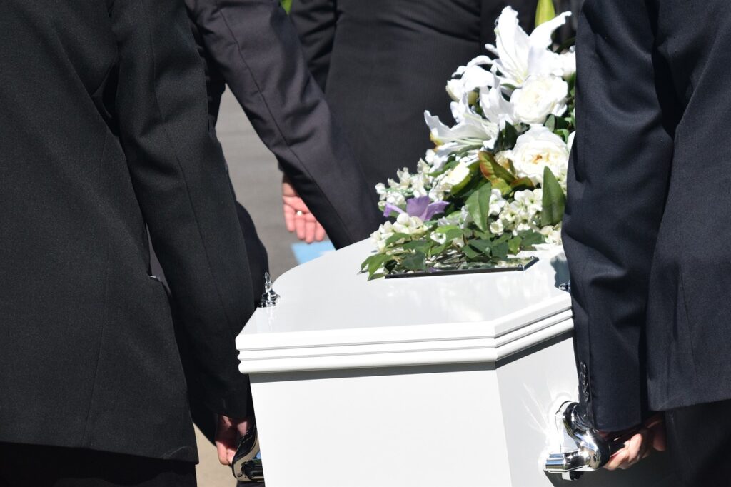 Per quanto tempo un morto può restare in casa prima del funerale?