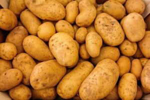 Cosa rischiamo se mangiamo le patate con la buccia?