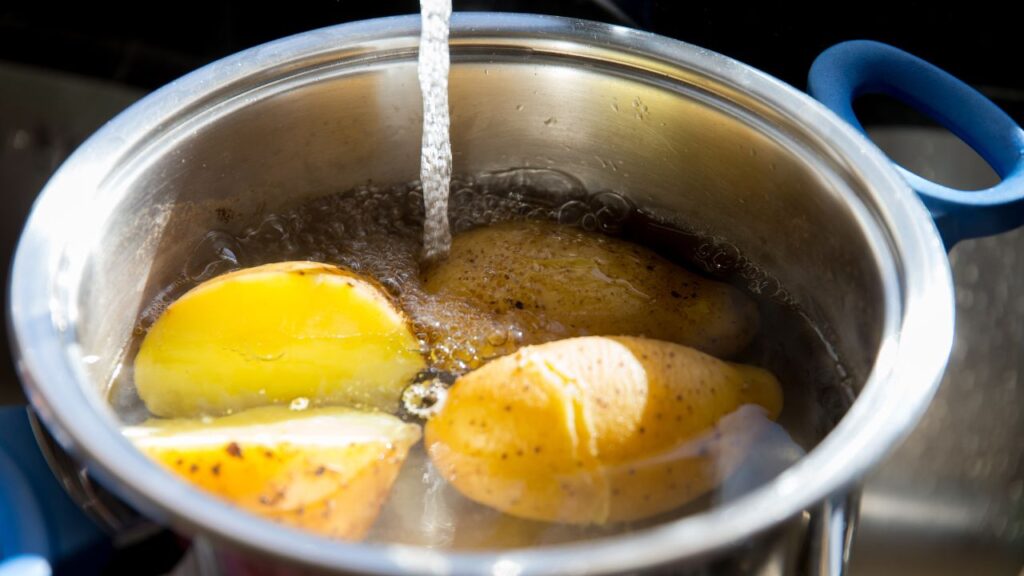 Lessare le patate con la buccia: sbagliato! Scopri perché non dovresti farlo