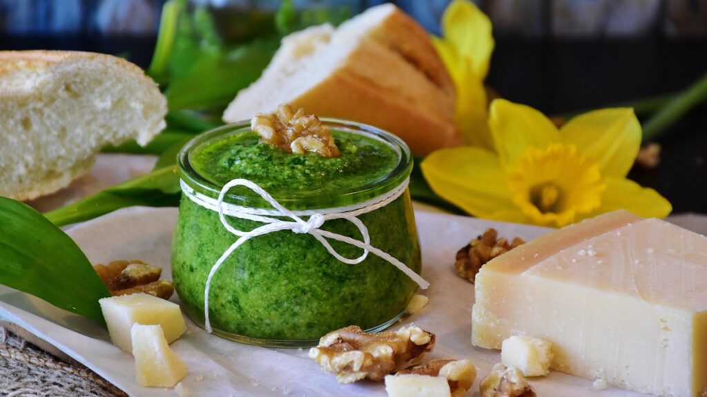 Eccellenza ligure: la ricetta originale del pesto genovese (e le origini)