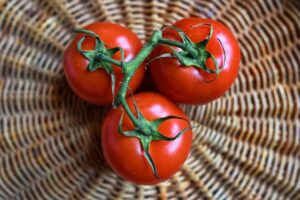 Conservi i pomodori in frigo? Sbagli, ti spieghiamo perché non va fatto