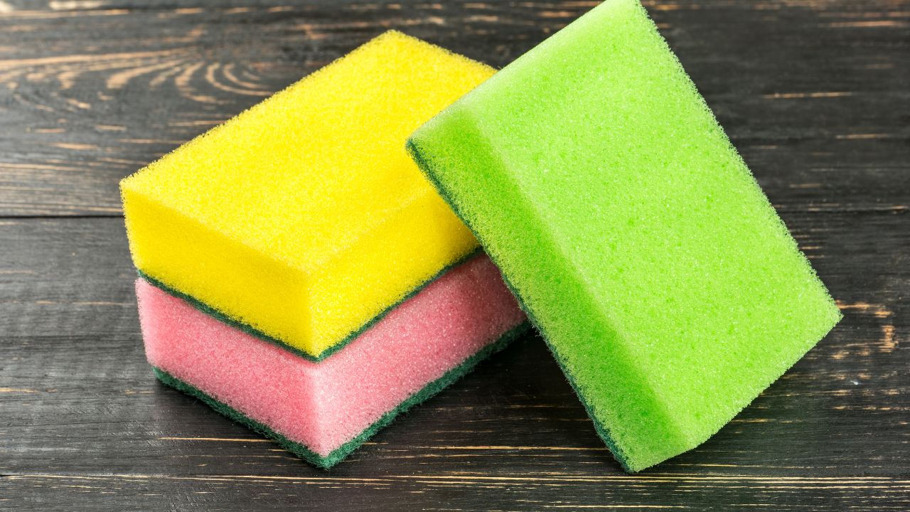 Spugne per i piatti, 3 modi per riciclarle e dargli nuova vita