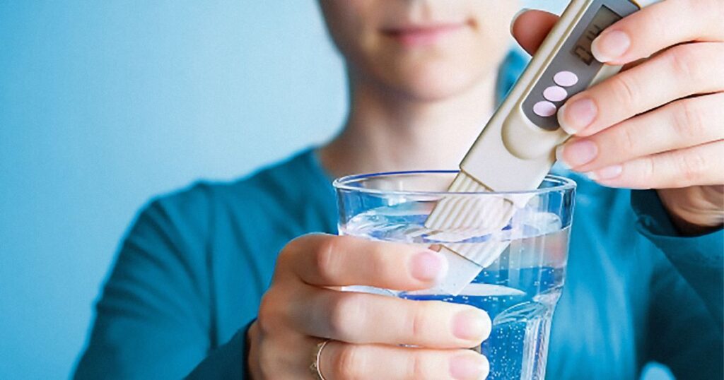 Fa bene bere acqua alcalina?