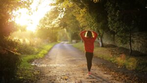 Tutti ne avrebbero bisogno: meditare camminando fa bene alla mente e al corpo