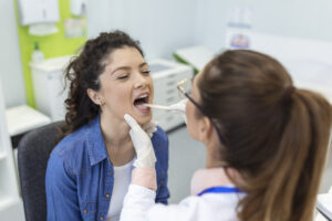 Mal di gola da streptococco? Come riconoscerlo dai sintomi