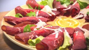 Involtini di bresaola con caprino e noci: un antipasto raffinato da leccarsi i baffi