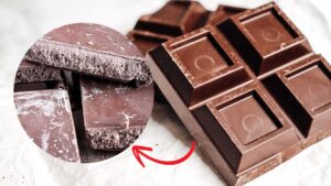 Hai mai notato una patina bianca sul cioccolato? Cos’è? Fa male alla salute?