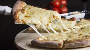 Adori la pizza? Non fare questo errore! Ecco perché non devi mangiarla la sera