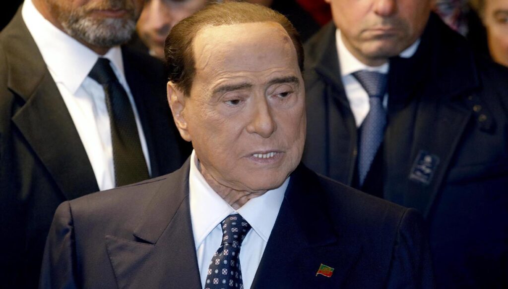 Silvio Berlusconi ha un'infezione polmonare.
