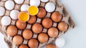 Perché le uova al supermercato non vengono vendute in un frigo?
