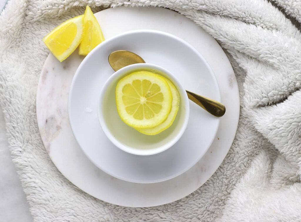 Acqua calda con buccia di limone.