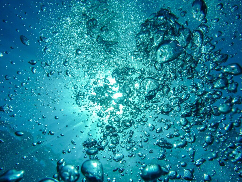 Cosa succede al tuo corpo se bevi spesso l’acqua frizzante