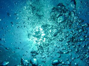 Cosa succede al tuo corpo se bevi spesso l’acqua frizzante