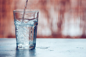 Cosa succede al tuo corpo se bevi spesso acqua frizzante: è bene che tu lo sappia