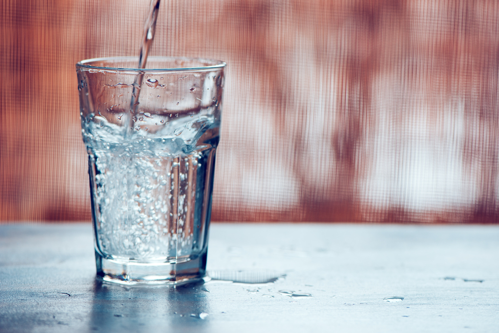 Cosa succede al tuo corpo se bevi spesso acqua frizzante