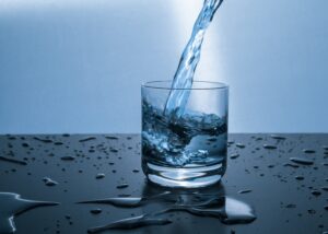 È meglio bere acqua prima, durante o dopo i pasti? Ecco la risposta