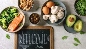 Dieta chetogenica, benefici e controindicazioni per una delle diete più discusse del momento