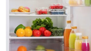 Si può mettere cibo ancora caldo in frigorifero? Ecco cosa devi sapere per non commettere errori.