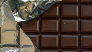 Perché il cioccolato fondente può contenere un metallo tossico