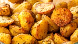 Cucina le patate al forno seguendo questi consigli: lascerai tutti i tuoi ospiti a bocca aperta!