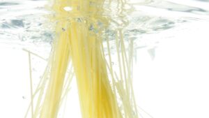 Non buttare l’acqua di cottura della pasta: è perfetta come fertilizzante per le piante! 