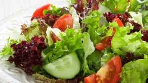 Scopri l’incredibile trucco per conservare l’insalata per più tempo: fresca come appena comprata