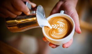 Latte e caffè: scopri gli effetti sulla salute e come scegliere le varianti più salutari
