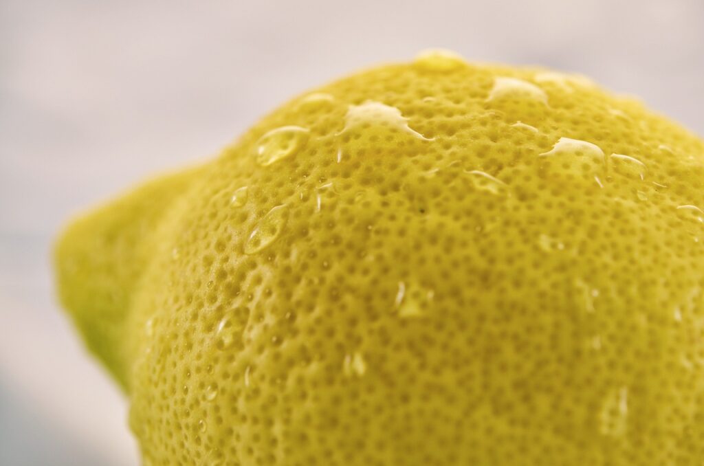 Non buttare la buccia di limone: scopri cosa puoi farne! Non ci crederai…