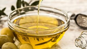 Immergi le mani nell’olio d’oliva per avere unghie sane e forti. Questo consiglio della nonna sarà realmente efficace? Ecco la risposta
