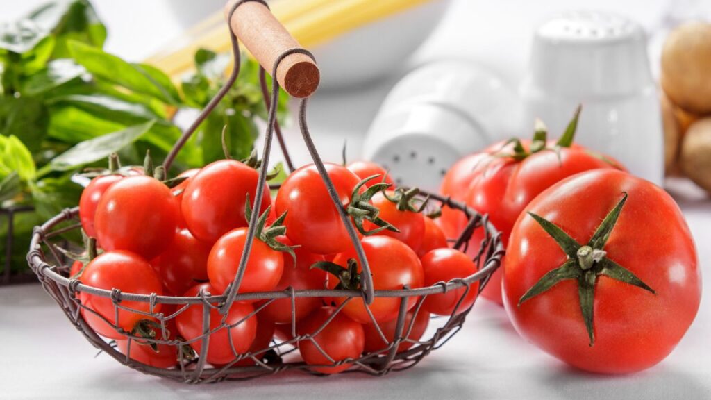 Pomodori a tavola: scopri cosa ti può succedere se ne mangi troppi