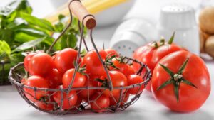 Pomodori a tavola: scopri cosa ti può succedere se ne mangi troppi